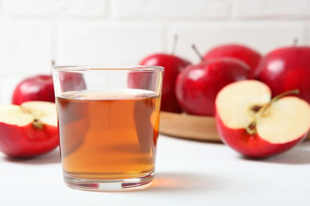 Jus de pomme de pommes rouges sur la table