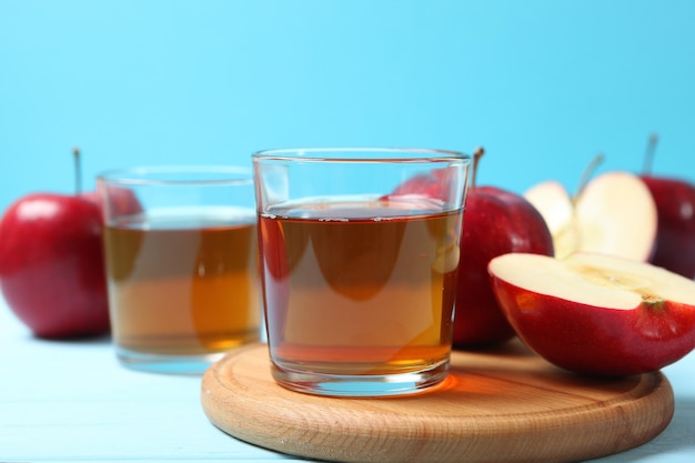 Jus de pomme de pommes rouges sur la table