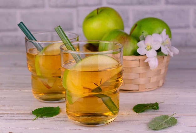 Jus de pomme de pommes vertes mûres sur un fond en bois