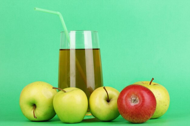 Photo jus de pomme utile avec des pommes autour sur fond vert