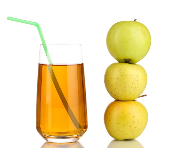 Jus de pomme utile avec des pommes autour isolé sur blanc