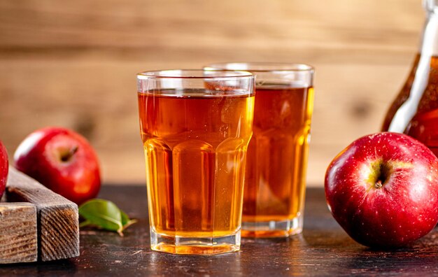 Jus de pommes rouges dans un verre