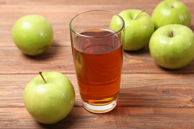 Jus de pommes vertes sur la table