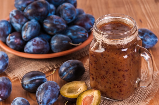 Jus de prune dans un verre de fruits frais