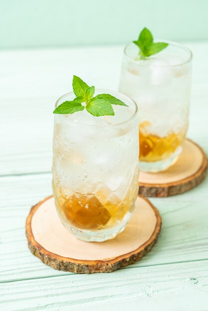 Jus de prune glacé avec soda et menthe poivrée sur table en bois - boisson rafraîchissante