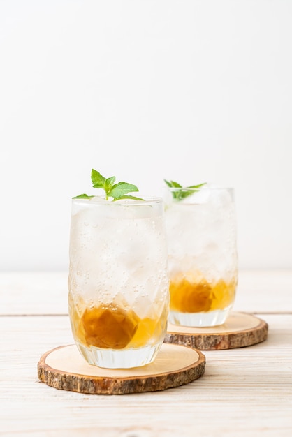 jus de prune glacé avec soda et menthe poivrée