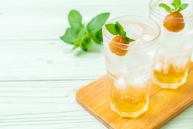 jus de prune glacé avec soda et menthe poivrée