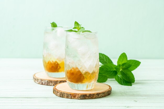 jus de prune glacé avec soda et menthe poivrée