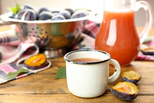 Jus de prune en pot et mug avec fruits frais