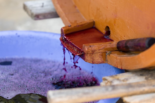 Jus de raisin close up pendant la récolte d'automne ancienne technique traditionnelle de vinification moût de raisin de filtrage