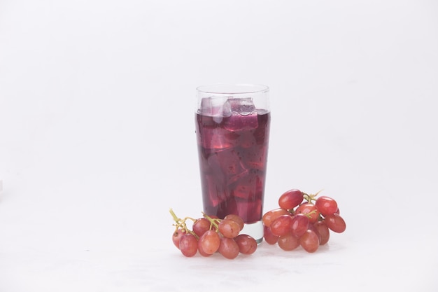 Jus de raisin dans un verre avec de la glace.