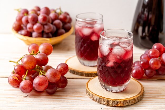 jus de raisin frais sur table en bois