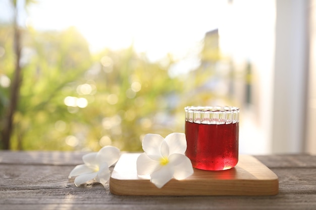 Jus de raisin rouge et fleur sur table en bois