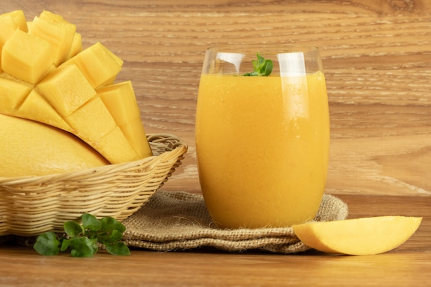 Jus de smoothie à la mangue. fond en bois.