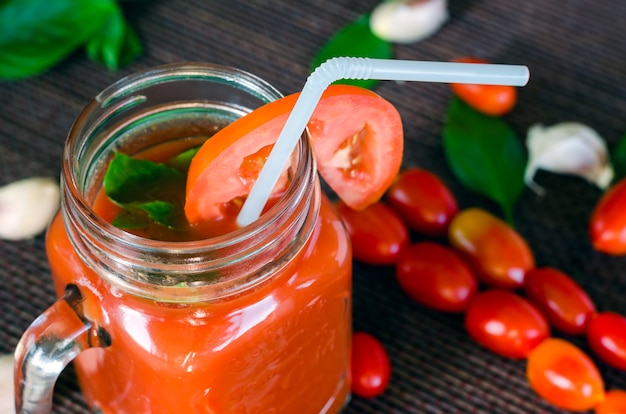 Jus de tomate à l'ail et au basilic