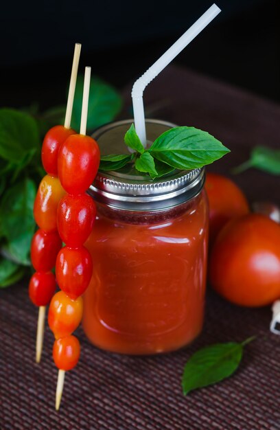 Jus de tomate à l'ail et au basilic