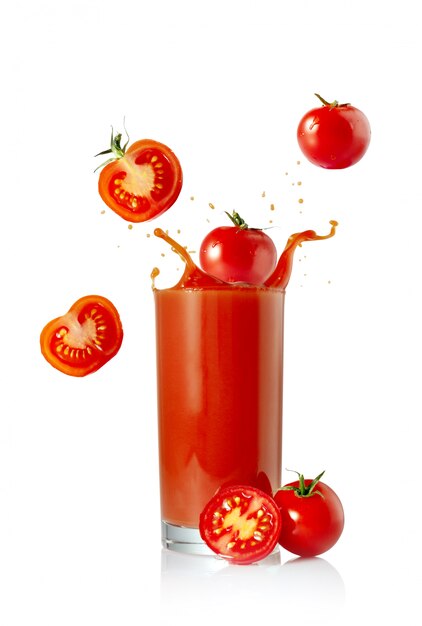 Jus de tomate aux tomates et splash sur fond blanc isolé