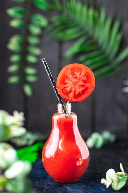 jus de tomate cocktail fraîchement pressé tomate boisson alcoolisée boisson biologique sur la table nourriture saine