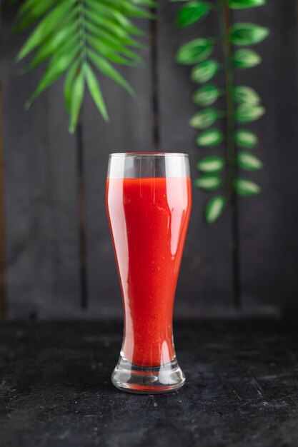 jus de tomate cocktail fraîchement pressé tomate boisson alcoolisée boisson biologique sur la table nourriture saine