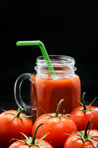 Jus de tomate dans un bocal en verre avec poignée, noir