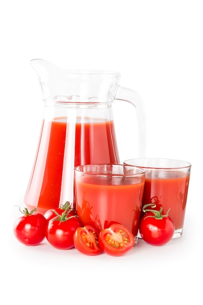 Jus de tomate dans un pot en verre isolé sur fond blanc