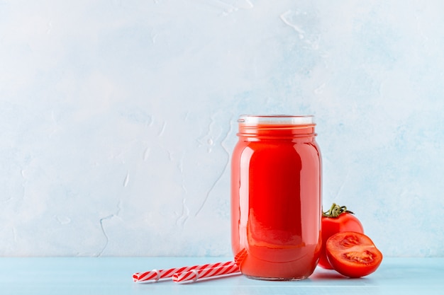 Jus de tomate dans un pot