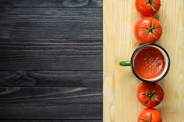 Jus de tomate dans une tasse en émail vert