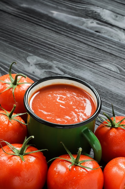 Jus de tomate dans une tasse en émail vert