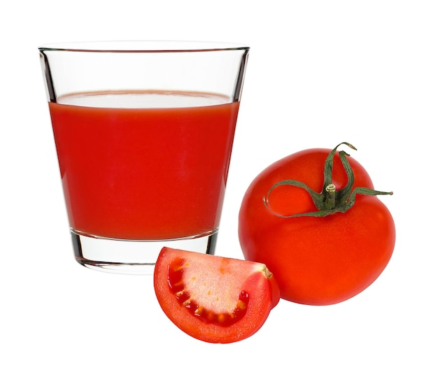 Jus de tomate dans un verre et tomates rouges sur fond blanc