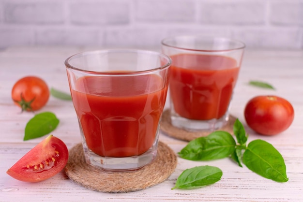 Jus de tomate décoré de feuilles de basilic.