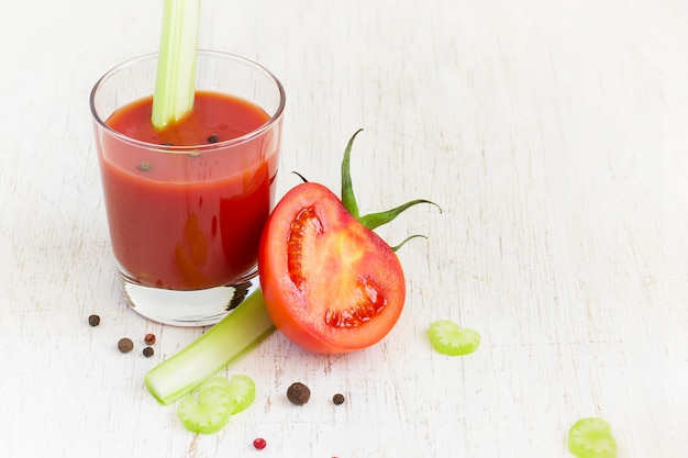 Jus de tomate frais, céleri et demi-tomate