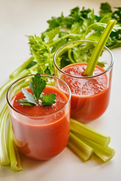 Photo jus de tomate légumes verts extérieur