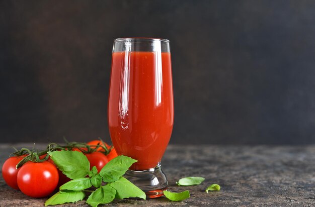 Jus de tomate avec sel et épices. Jus de légumes.