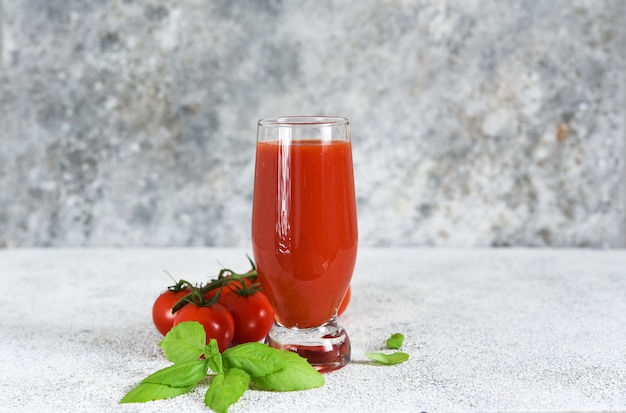 Jus de tomate avec sel et épices.