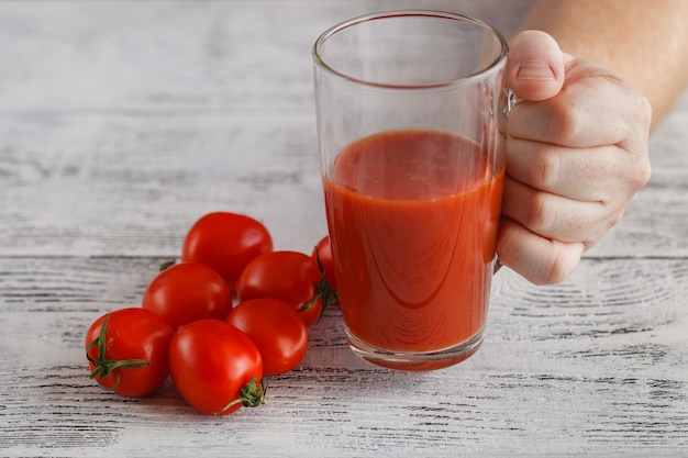 Jus de tomate sur table