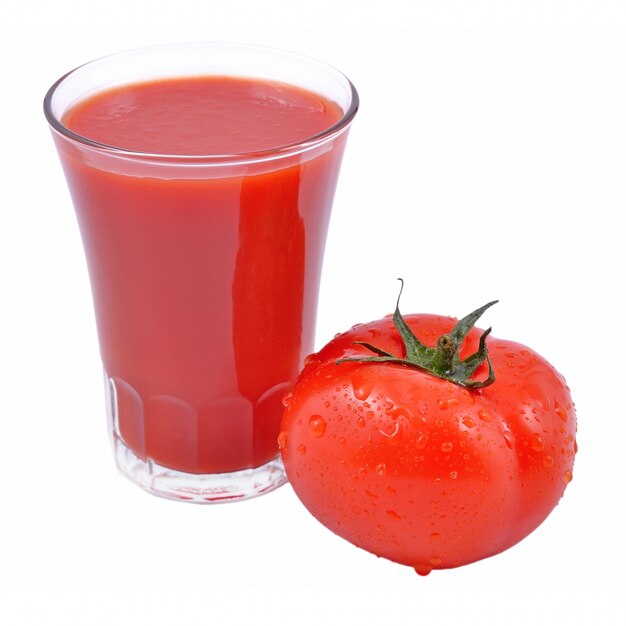 Jus de tomate et tomate sur un blanc