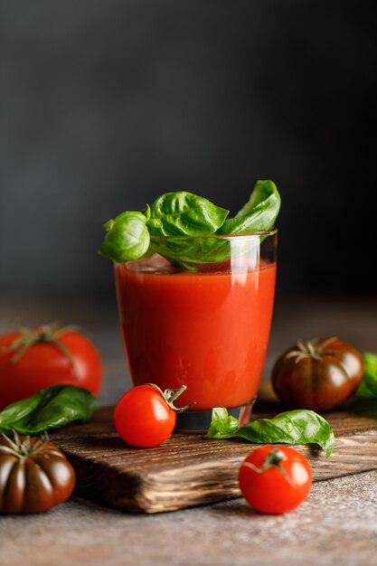 Jus de tomate et tomate fraîche au basilic