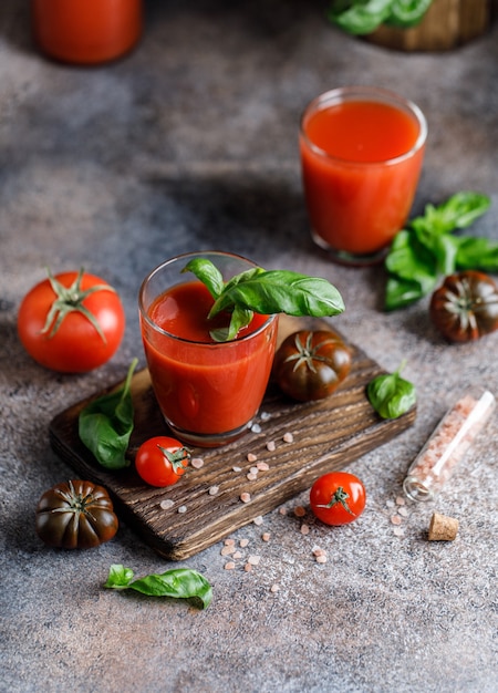 Jus de tomate et tomate fraîche au basilic