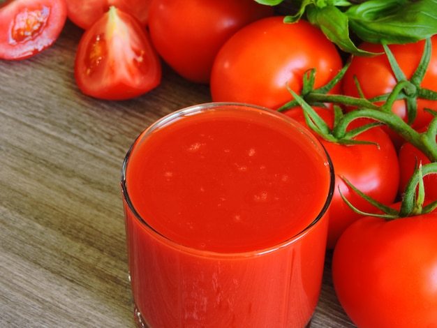 Jus de tomate, tomates sur une branche, basilic, mélange de poivrons.