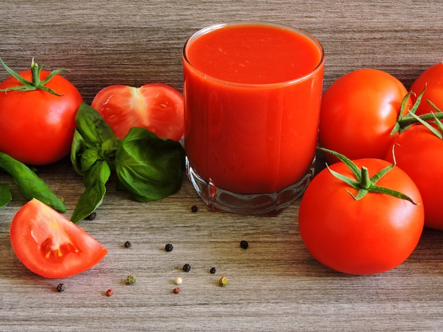 Jus de tomate, tomates sur une branche, basilic, mélange de poivrons.