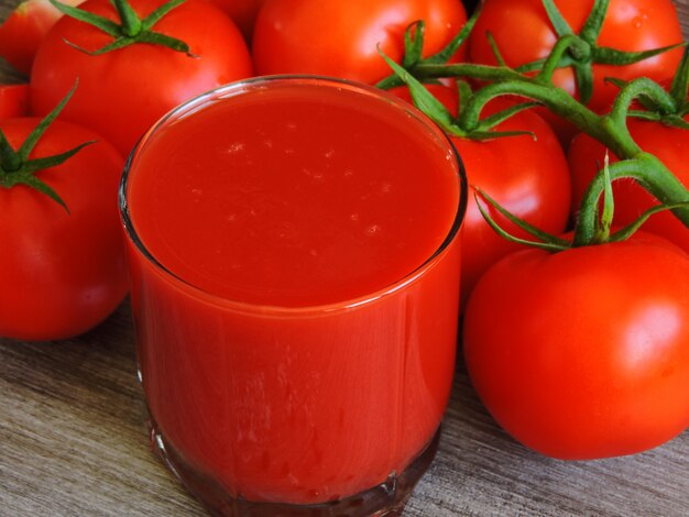 Jus de tomate, tomates fraîches et épices.