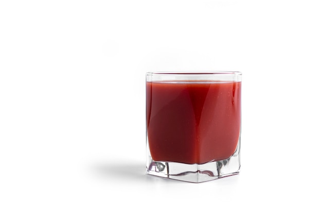 Jus de tomate en verre isolé sur blanc.