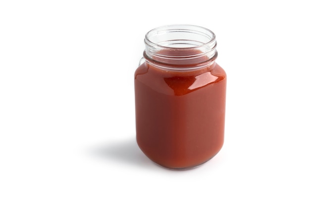 Jus de tomate en verre isolé sur blanc.