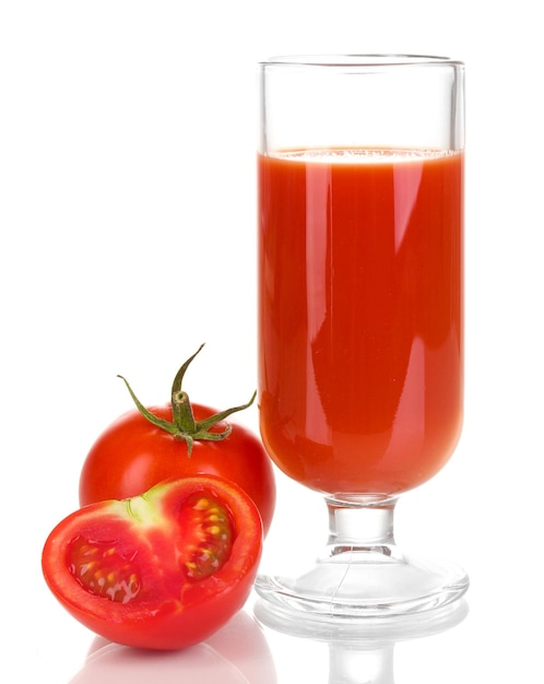 Jus de tomate en verre isolé sur blanc