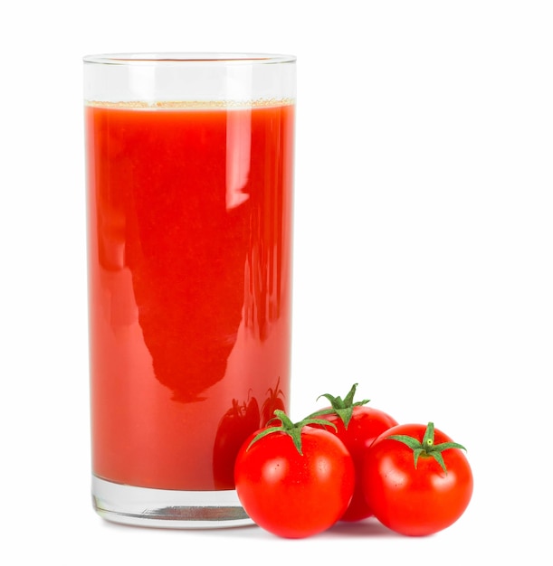 Jus de tomate en verre et tomates fraîches.