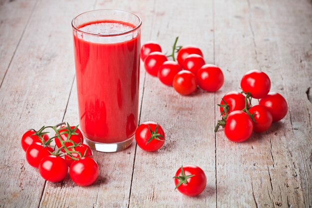 Jus de tomate en verre et tomates fraîches