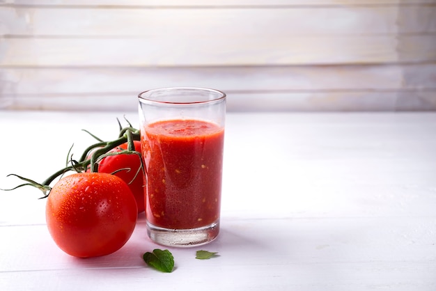 Photo jus de tomate en verre