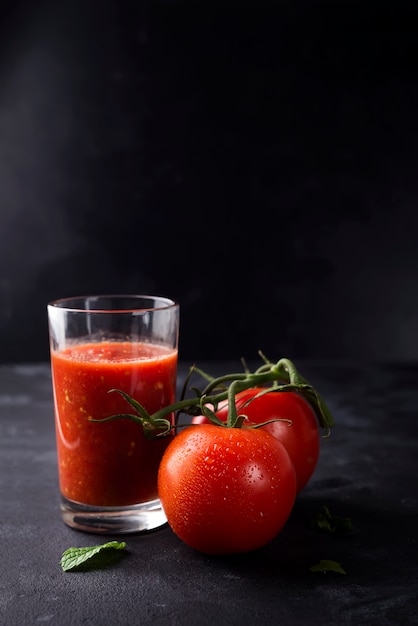 Jus de tomate en verre