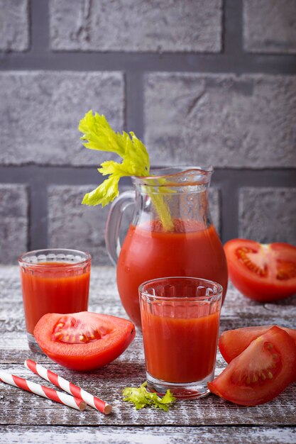 Jus de tomates fraîches. Mise au point sélective