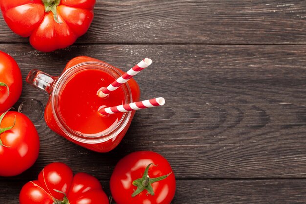 Jus de tomates fraîches et tomates mûres